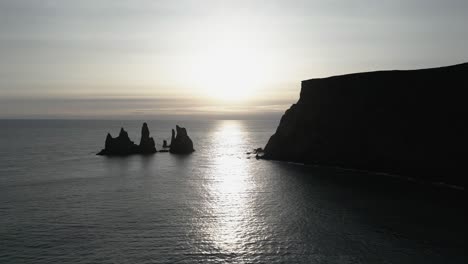 Pilas-De-Mar-De-Reynisdrangar,-En-Vista-Aérea-Junto-A-Vik,-Islandia