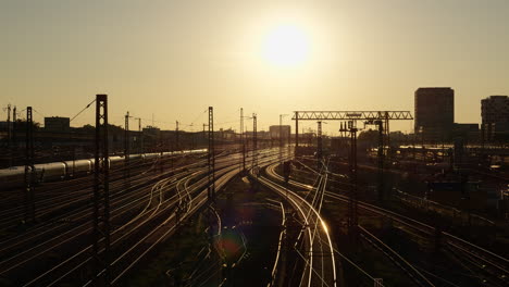 Weiter-Blick-Auf-Bahngleise-Während-Eines-Sonnenuntergangs-Zur-Goldenen-Stunde