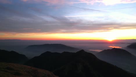 Unglaublicher-Sonnenuntergang-über-Dem-Resegone-Gebirge-In-Norditalien