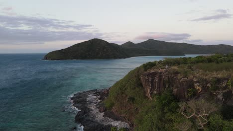 Paar-Genießt-Einen-Romantischen-Sonnenuntergang-Von-Einem-Aussichtspunkt-über-Der-Klippe-Auf-Der-Insel-Drawaqa