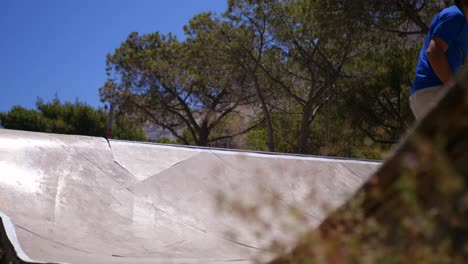 Skateboarding-Auf-Santorini-Und-Tricks-Machen