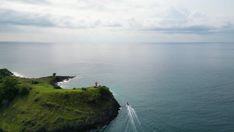 Luftaufnahme-Eines-Bootes,-Das-Am-Leuchtturm-Von-Lagoa-Azul-In-Sao-Tome,-Afrika,-Vorbeifährt