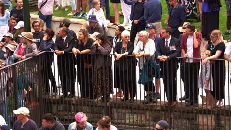 Grandes-Multitudes-De-Personas-Se-Alinearon-A-Lo-Largo-De-La-Calle-Adelaida,-Viendo-El-Desfile-Anual-Del-Día-De-Anzac-En-El-Centro-De-La-Ciudad-De-Brisbane,-Primer-Plano