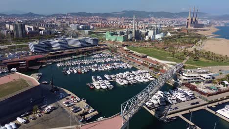 Allgemeine-Luftaufnahme-Des-Hafens-Von-El-Forum-In-Barcelona,-Spanien-An-Einem-Sonnigen-Tag