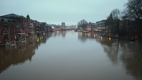 Das-Ruhige,-Aber-Angeschwollene-York-River-House-Spiegelt-Den-Abendhimmel-Wider,-Während-Der-Wasserstand-Steigt-Und-Die-Uferwege-Bis-Zu-Den-Unteren-Ebenen-Des-Gebäudes-überschwemmt