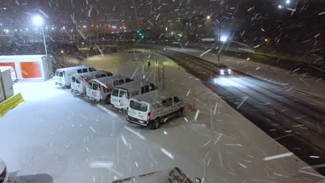 Starker-Schneefall-über-Nacht-über-Einem-Parkplatz-Neben-Einer-Autobahn-In-Montreal