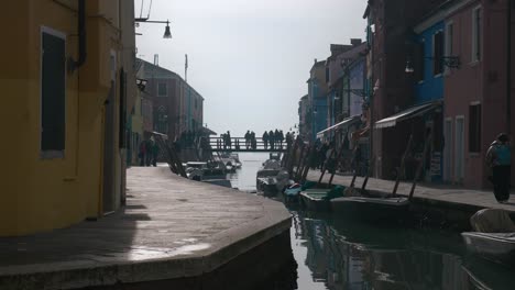 Blick-Auf-Den-Kanal-Mit-Den-Häusern-In-Leuchtenden-Pastellfarben-Auf-Burano