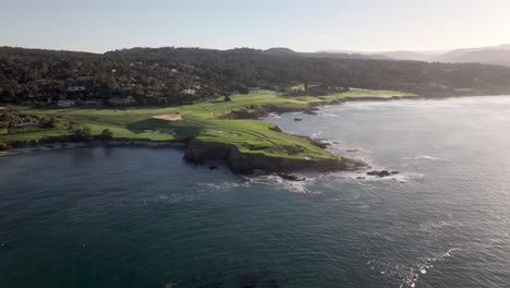 Luftaufnahme-Des-Golfplatzes-Pebble-Beach-Hole-7-Bei-Sonnenaufgang-In-Kalifornien,-USA