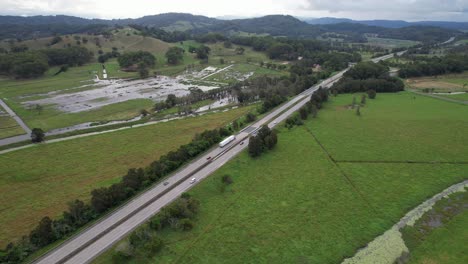 Fahrzeuge-Fahren-Auf-Dem-Pacific-Motorway-Durch-üppige-Felder-In-Tanglewood,-NSW,-Australien