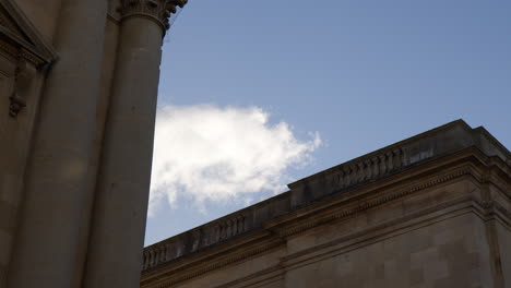 Pájaros-Volando-Sobre-Edificios-Históricos-En-Bath,-Inglaterra---Tiro-De-ángulo-Bajo