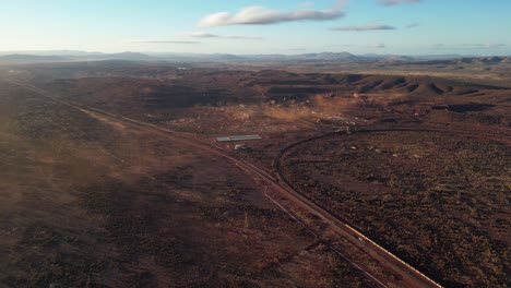 Offene-Eisenmine-In-Der-Australischen-Wüste-Bei-Sonnenaufgang