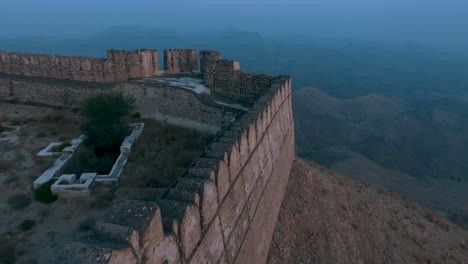 Vorwärtsluftaufnahme-Der-Ranikot-Festung-Von-Sindh-In-Pakistan-Am-Morgen