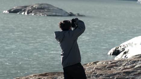 Fotógrafo-Disparando-En-El-Glaciar-Ojo-Del-Albino-En-Ushuaia,-Argentina.