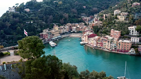 Castello-Brown-observation-deck-with-view-over-touristic-Portofino-and-harbor