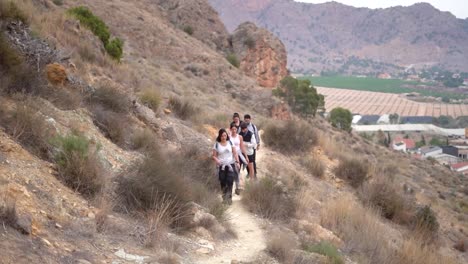 Grupo-De-Excursionistas-Caminan-Por-Una-Ruta-En-La-Montaña