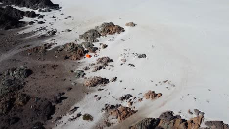 Überflug:-Einsamer-Camper-Mit-Orangefarbenem-Zelt-An-Einem-Abgelegenen-Sandstrand-In-Chile