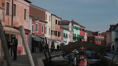 Burano's-Arch-Bridge-Over-Canals-and-Vivid-Homes,-Italy