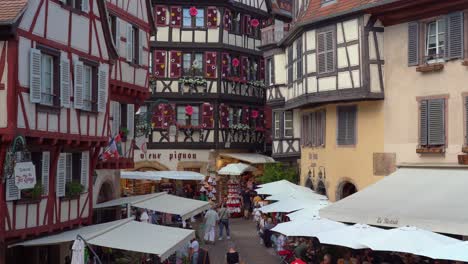 Las-Casas-De-Los-Comerciantes-De-La-Petite-Venise-De-Colmar-Son-De-Varios-Colores:-Simbolizan-La-Naturaleza-De-Los-Negocios-De-Los-Habitantes:-Las-Blancas,-Los-Panaderos.