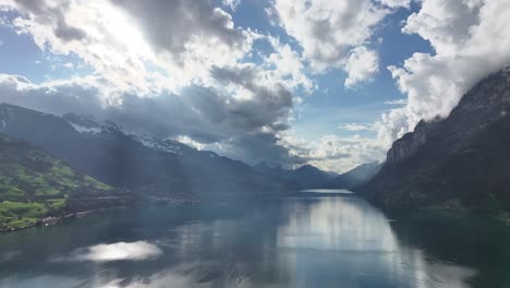 Majestuoso-Lago-Walensee-En-Los-Alpes-Suizos---Vista-Aérea