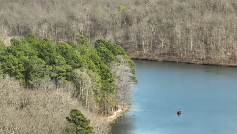 Bote-De-Remos-En-Las-Tranquilas-Aguas-Del-Lago-Wedington-Cerca-De-Fayetteville-En-Arkansas,-Estados-Unidos