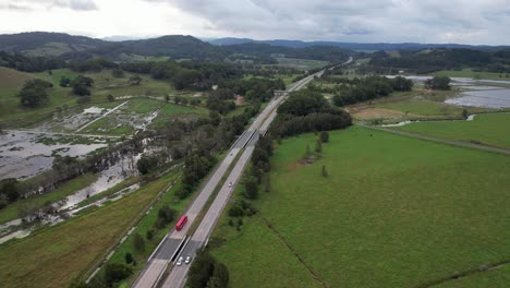 Tagsüber-Verkehr-Auf-Dem-Pacific-Motorway-Durch-Wiesen-In-Tanglewood,-NSW,-Australien