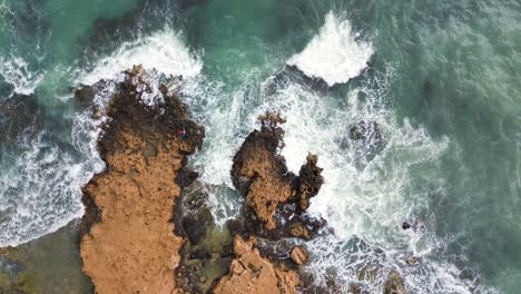 -Wellen,-Die-An-Einem-Stürmischen-Tag-An-Der-Küste-Brechen,-Luftaufnahme-Eines-Wilden-Strandes-An-Der-Küste-Spaniens