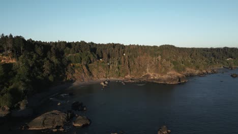 Ruhiges-Meerwasser,-Natürliche-Küstenlinie-Mit-Klippen,-Bäumen-Und-Vegetation