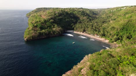 Olas-Rodando-En-Tierra-En-La-Bahía-De-Gamat-En-Nusa-Penida,-Bali,-Indonesia