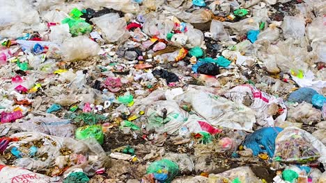 Nicht-Wiederverwertbarer-Plastikmüll-Verschmutzter-Boden-Südostasien-Umwelt-Bangladesch