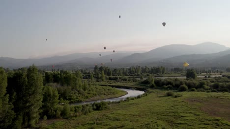 4K-Luftaufnahmen-Von-Drohnen-über-Dem-Heißluftballonfestival-Yampa-River-Steamboat-Springs-Colorado