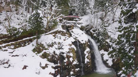 Wasserfall-Und-Verschneiter-Wald-In-Ginzan-Onsen,-Yamagata,-Japan-4k