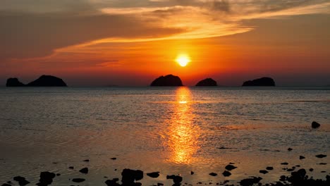 Bewegter-Vordergrund-Mit-Blick-Auf-Einen-Sonnenuntergang-Auf-Einer-Insel