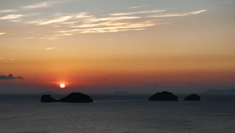 Sonnenuntergang-Am-Horizont-Hinter-Einer-Inselgruppe