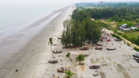 Pueblo-Pesquero-De-Barcos-Para-Reparar-La-Playa-De-Mar-Natural-Del-Océano-Índico-Costa-De-Bangladesh