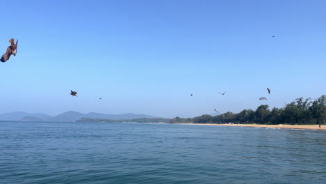 Una-Bandada-De-águilas-Volando-Sobre-La-Playa-De-Rajbagh-Goa,-India