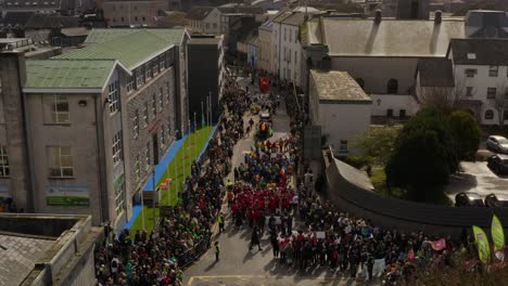 Statische-Luftaufnahme-Des-Vorbereitungsbereichs-Für-Die-Parade-In-Galway,-Irland-Während-Der-Feierlichkeiten-Zum-Heiligen-Patrick