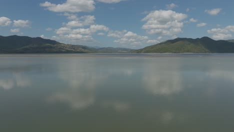 Volando-Sobre-La-Superficie-Del-Agua-Del-Lago-Del-Parque-Nacional-Aniana-Vargas-En-República-Dominicana