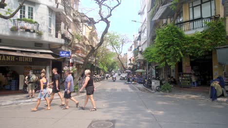 Turistas-Occidentales-De-Vacaciones,-Paseos-Tranquilos-Por-El-Centro-De-La-Ciudad.