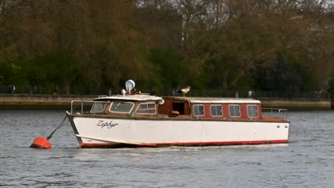 Zephyr-Boot-In-Der-Themse,-Putney,-London,-Großbritannien