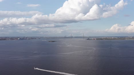 Toma-Aérea-Súper-Amplia-Del-Puerto-De-Charleston-Con-Patriot&#39;s-Point,-El-Castillo-Pinckney-Y-El-Puente-Ravenel,-Todos-Visibles,-Desde-La-Perspectiva-De-Fort-Johnson-Frente-A-La-Isla-James,-Carolina-Del-Sur