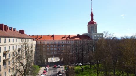 Autos-Geparkt-Auf-Der-Straße-Am-Porubsky-Arc-In-Der-Tschechischen-Republik