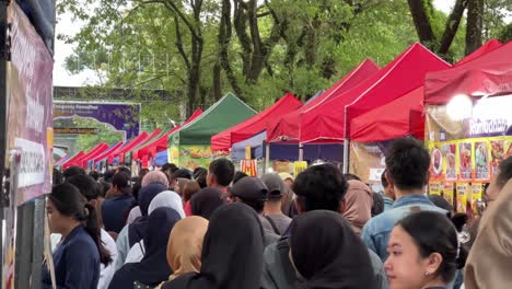 Die-überfüllte-Straße-Mit-Kochständen-Während-Des-Ramadan-In-Indonesien