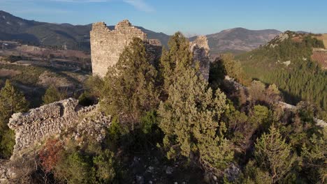 The-flag-on-top-of-the-castle-building-among-the-trees-on-the-mountain-top,-Belenkeşlik-Castle