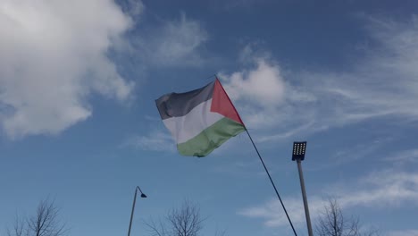 Eine-Weite-Aufnahme-Der-Palästinensischen-Flagge,-Die-Sich-Im-Wind-Bewegt