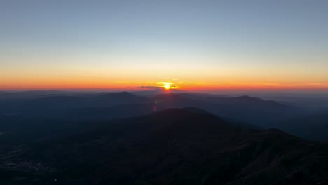 Vibrante-Vista-Del-Atardecer-Sobre-Los-Picos-De-La-Cordillera-Serra-Da-Estrela,-Portugal