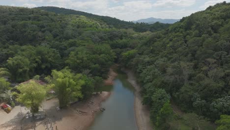 Tourismus-Entlang-Des-Hatillo-Staudamms-Und-Des-Natürlichen-Reservoirs-In-Der-Dominikanischen-Republik