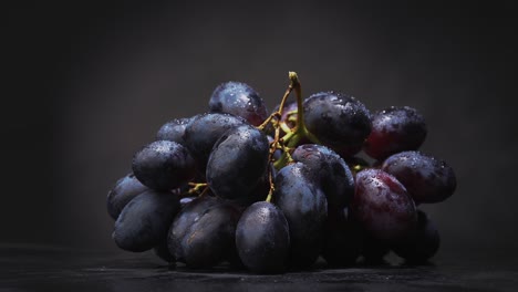 Eine-Rotierende-Perspektive-Auf-Reife-Heidelbeeren,-Die-Eine-Nahaufnahme-Dieser-Nahrhaften-Beeren-Zeigt,-Die-Gesunde-Ernährung-Und-Vitaminreiche-Nahrung-Symbolisieren,-Ideal-Für-Vegetarische-Ernährung