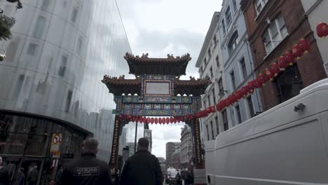 Spaziergang-Durch-Die-Fußgängerzone-Von-Londons-Chinatown-In-Der-Wardour-Street,-Wo-Sich-Moderne-Architektonische-Elemente-Mit-Reichem-Kulturellem-Erbe-Verbinden