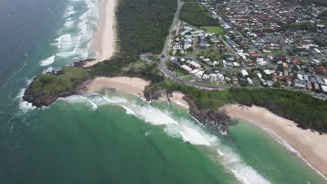 Coral-Sea-Waves-On-Norries-Headland,-Cabarita-Beach-And-Norries-Beach-In-Tweed-Shire,-NSW,-Australia