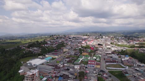 Panorama-Luftaufnahme-Der-Farbenfrohen-Stadt-Filandia,-Quindio,-Kolumbien,-Kaffeeregion